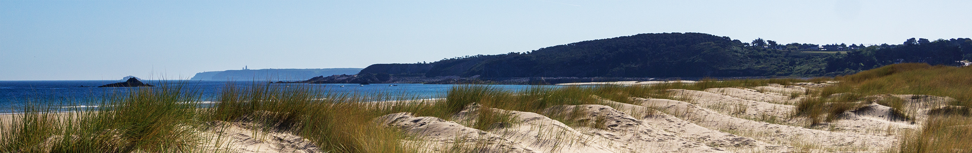 Le Cap Fréhel derrière les dunes de Sables d'Or les Pins