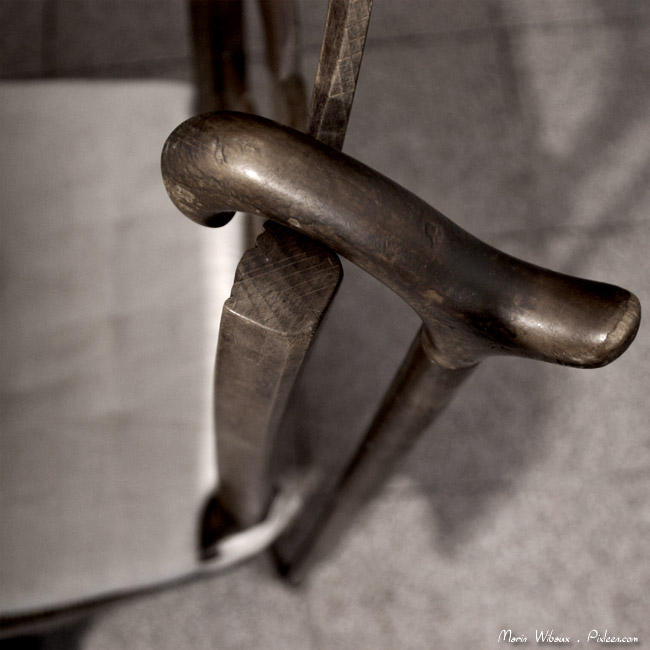Chaise et canne de bois photo nature morte monochrome
