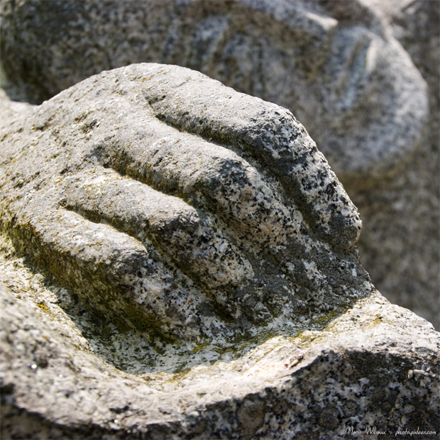 Détail de la statue du mémorial de la déportation de Fougères