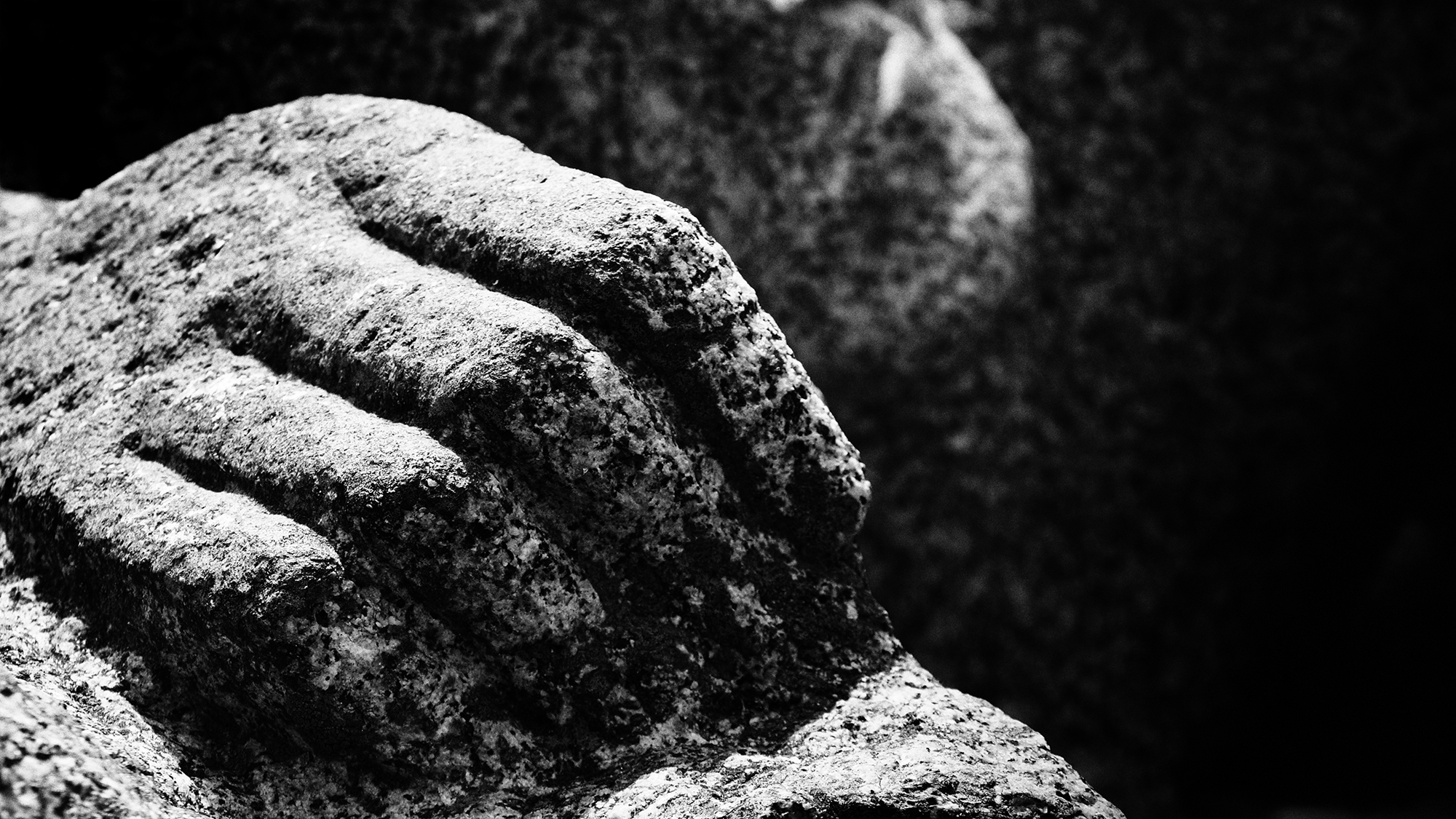 Douleur de pierre : monument des déportés de la ville de Fougères - 35