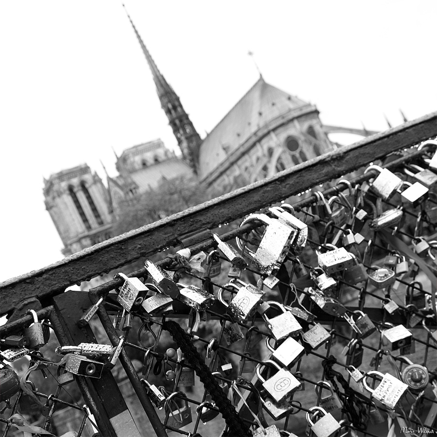 Cadenas devant Notre Dame de Paris