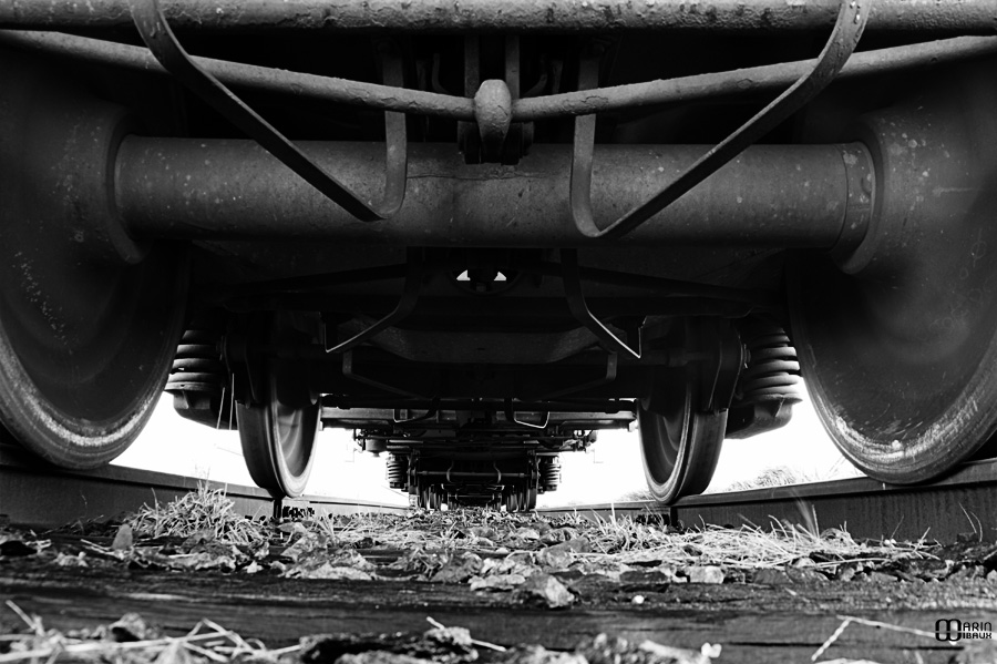 chemin de fer : sous les roues d'un train de marchandise