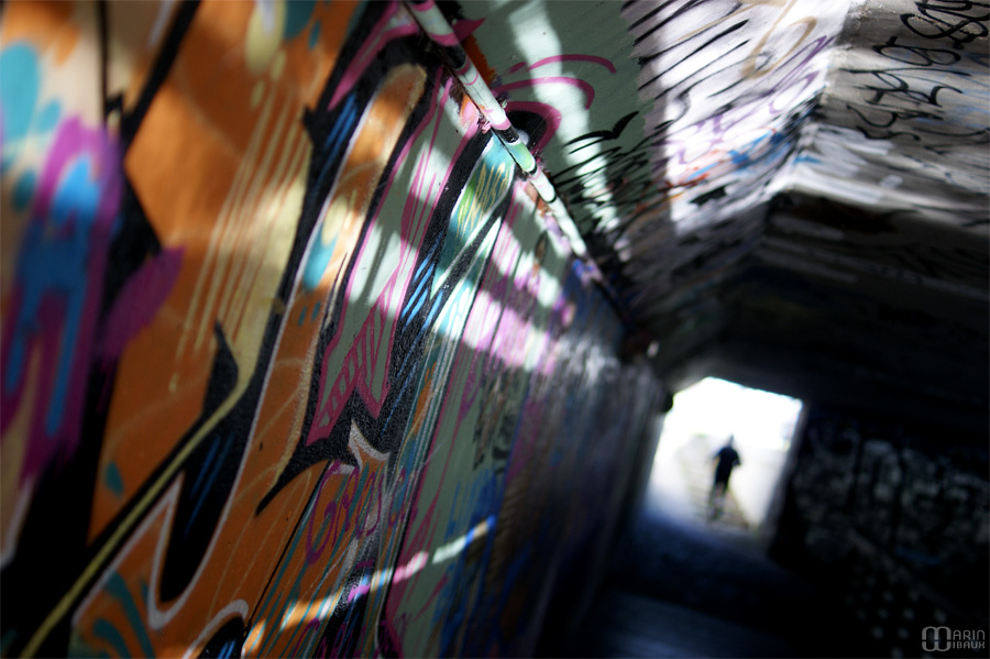 Graffitis dans un tunnel de canal