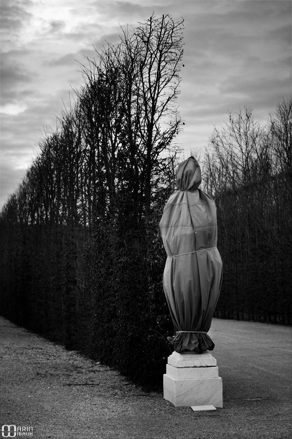 Statue du chateau de Versailles recouverte pour l'hiver