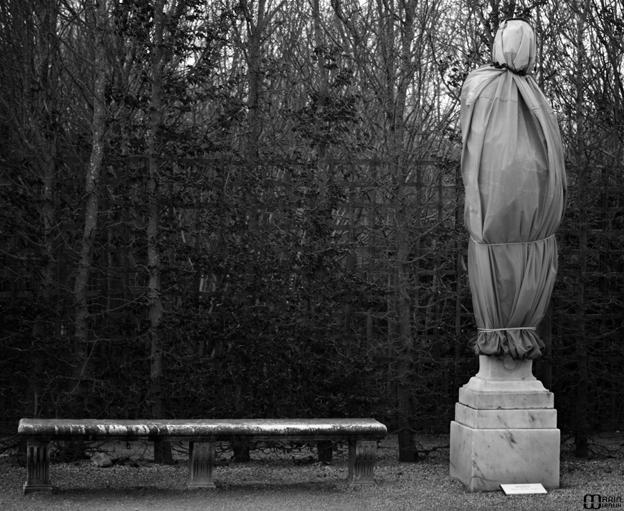 Statue du chateau de Versailles recouverte pour l'hiver