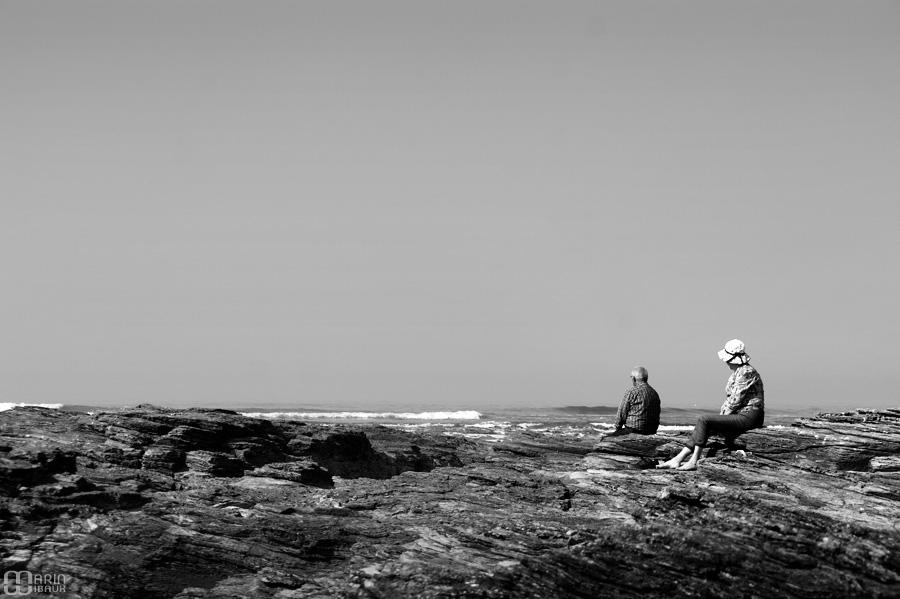 Couple sur les rochers face à la mer