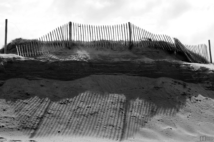 Ombres de barrières sur la plage de Pen Bron