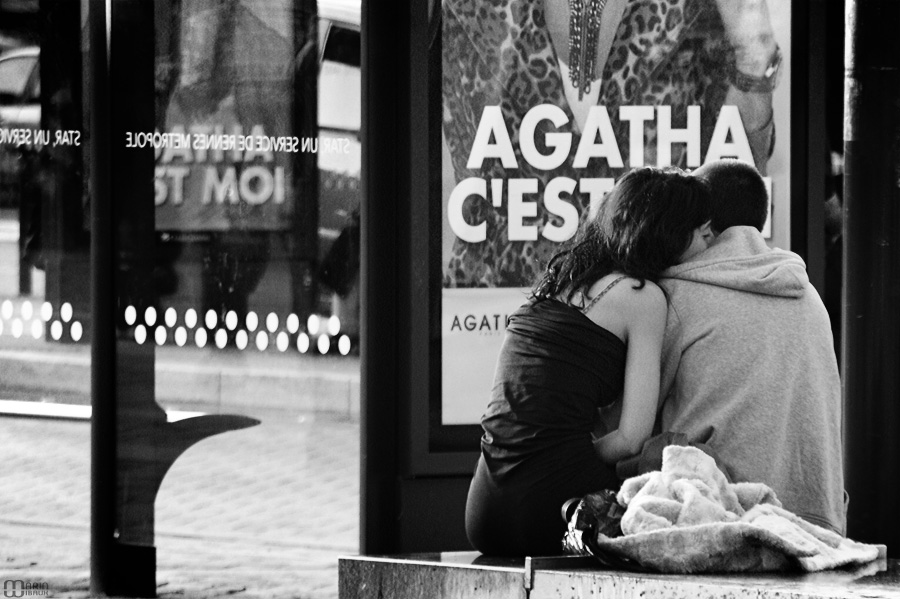 Couple amoureux en ville