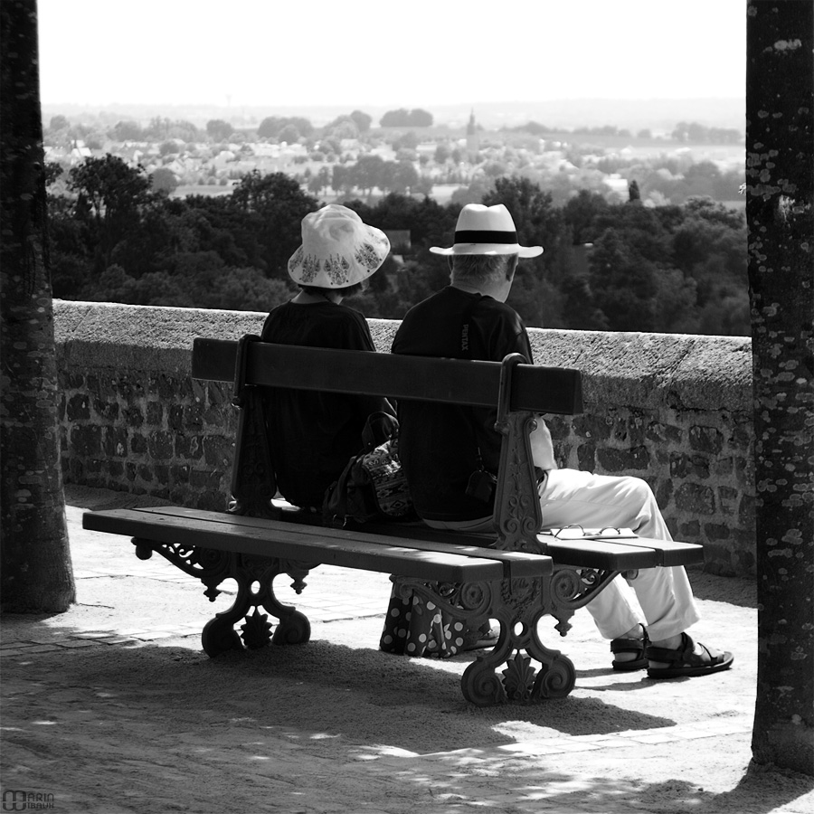 Pause d'un couple sur un banc de jardin public