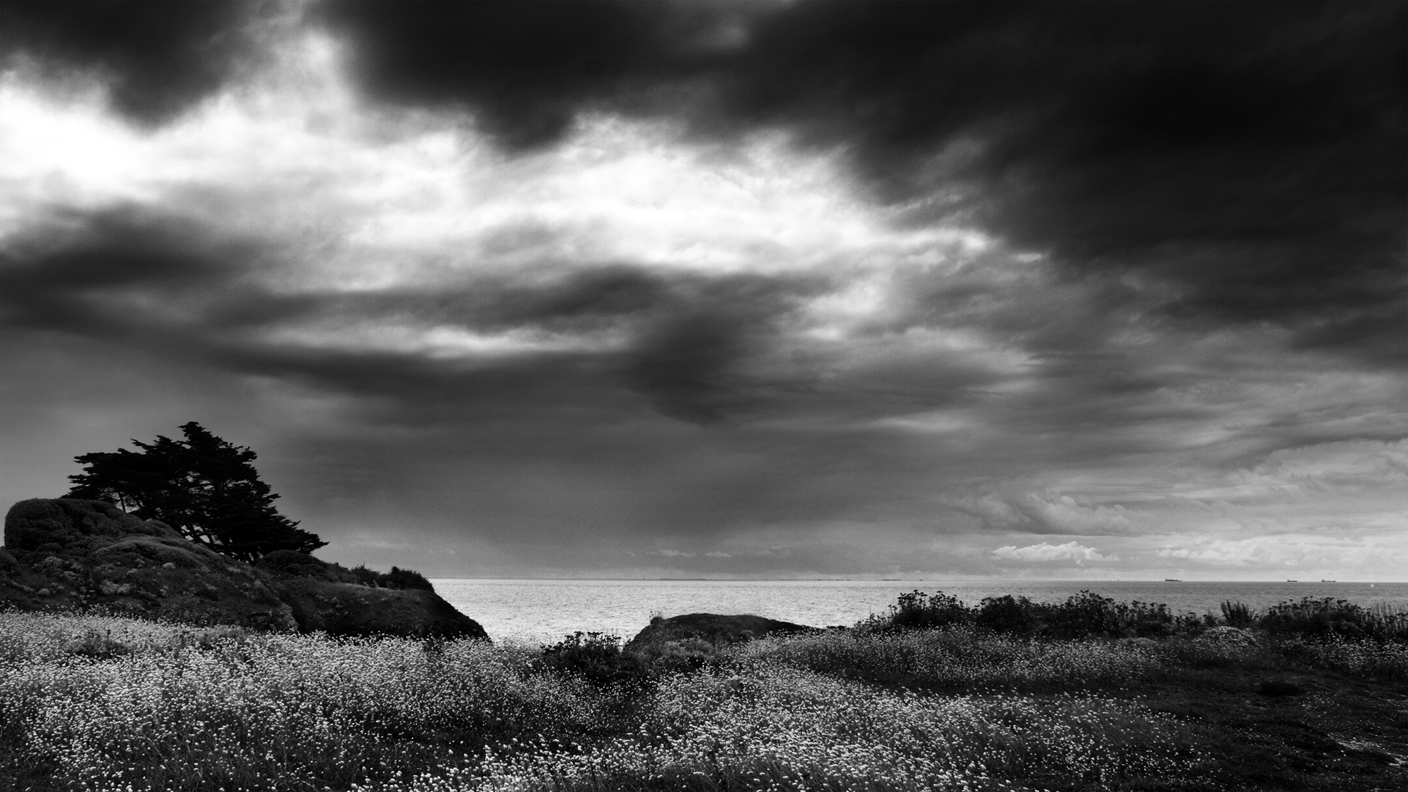 Lagures sous les nuages de la côte sauvage