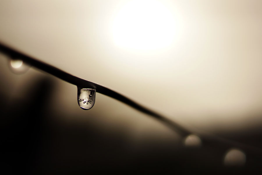 Goutte d'eau gelée sur un fil