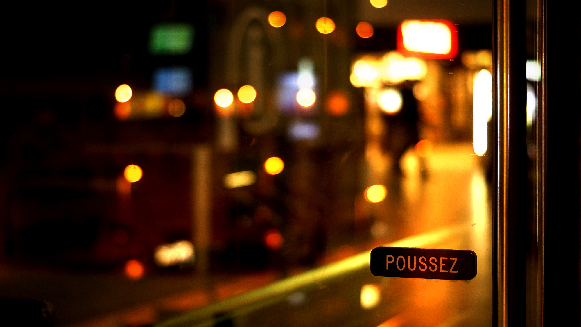 Poussez : porte de gare de nuit