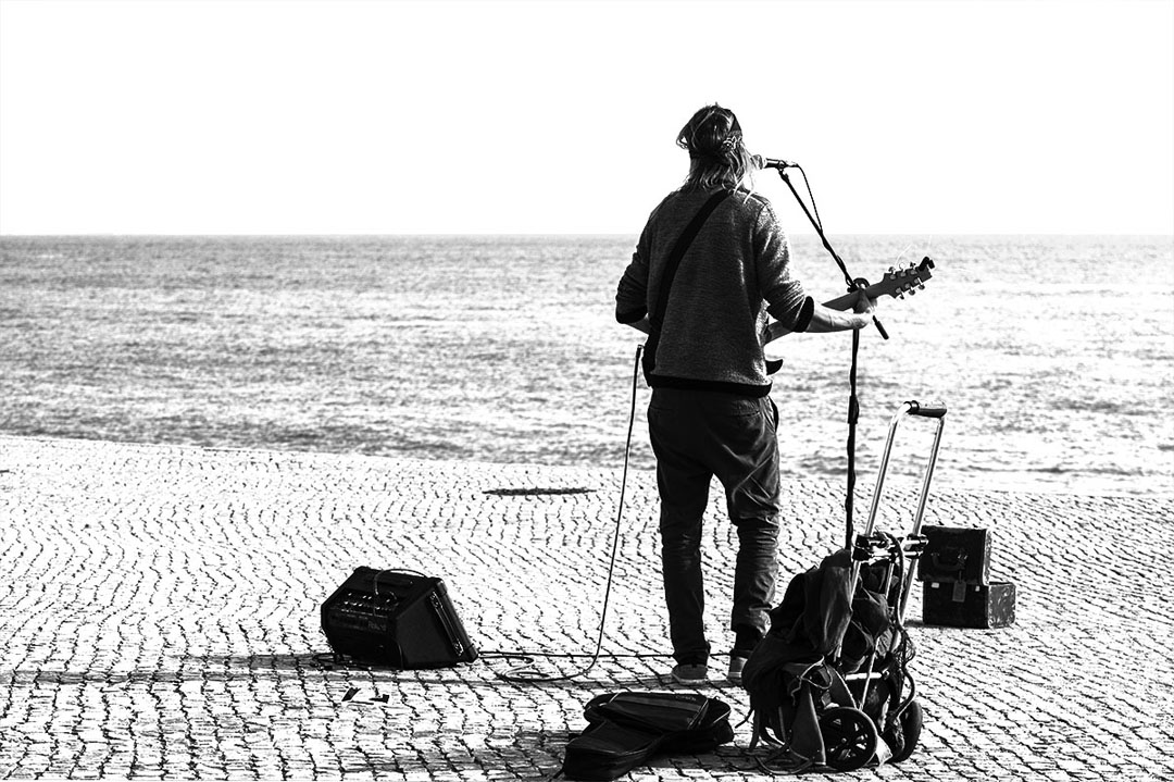 Il chante au fleuve comme on lance une bouteille à la mer