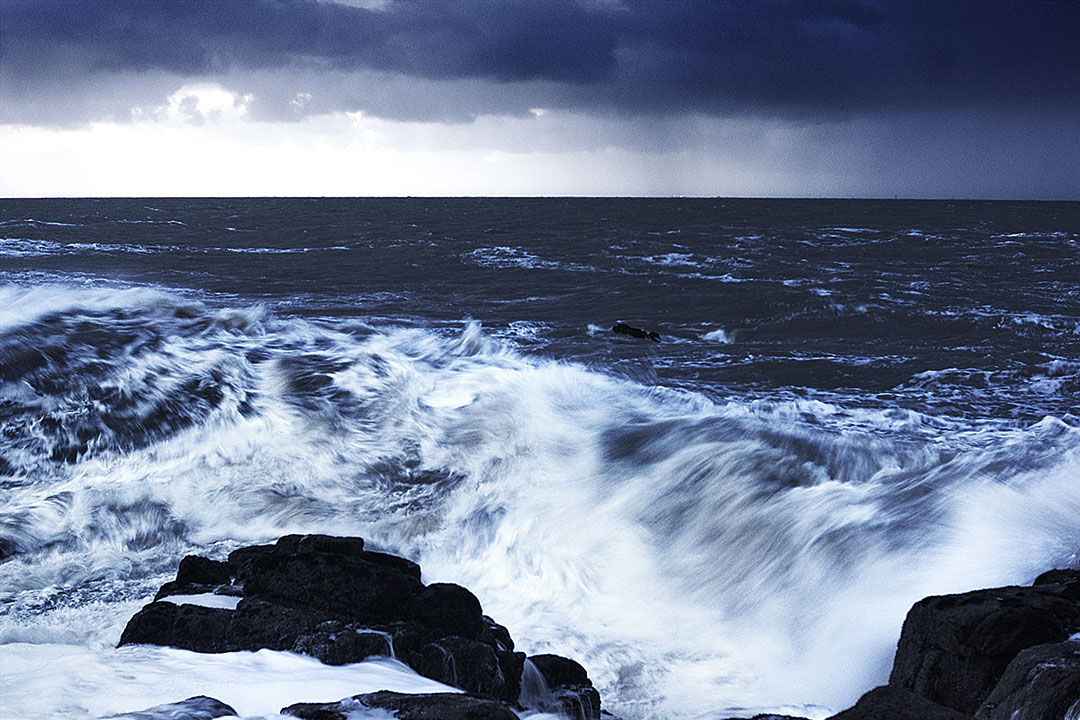 Vagues sur les rochers