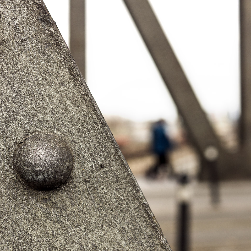 Gros plan et bokeh sur la strucutre métallique d'un pont en treillis