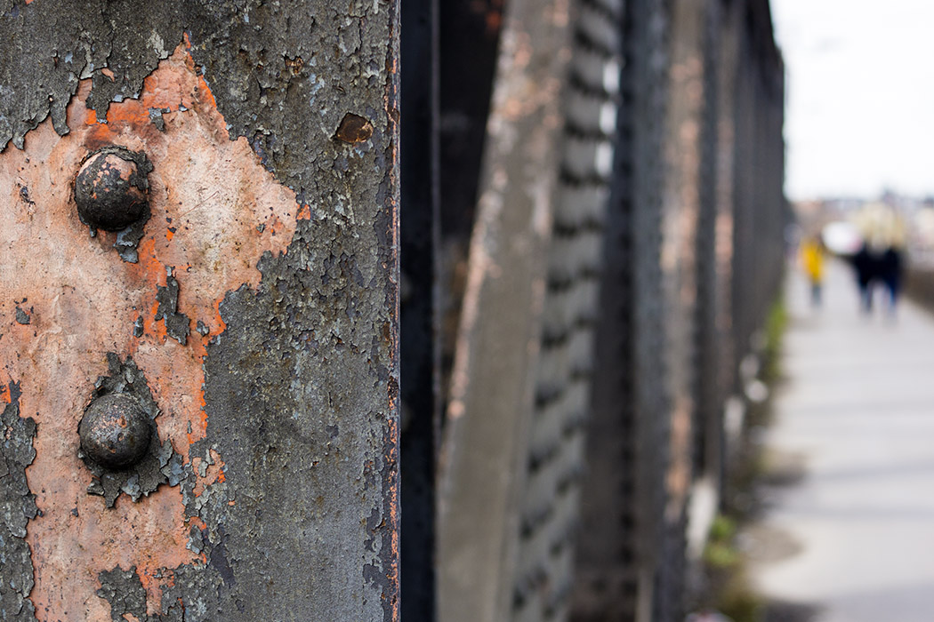 Gros plan sur rivets d'un pont métallique en treillis : bokeh