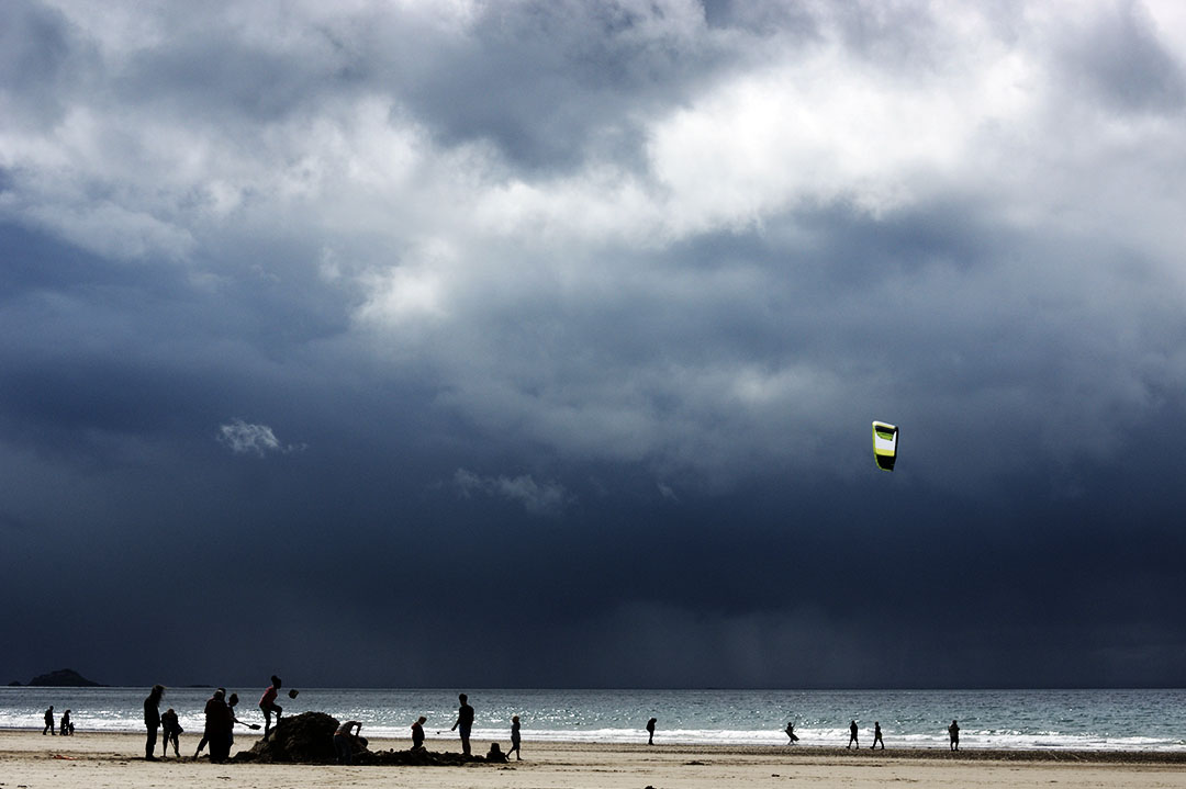 Jeux de plage un jour d'été sous un ciel tourmenté