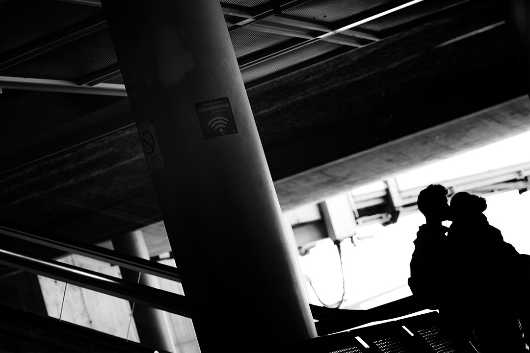 Amoureux qui s'embrassent dans une salle d'attente