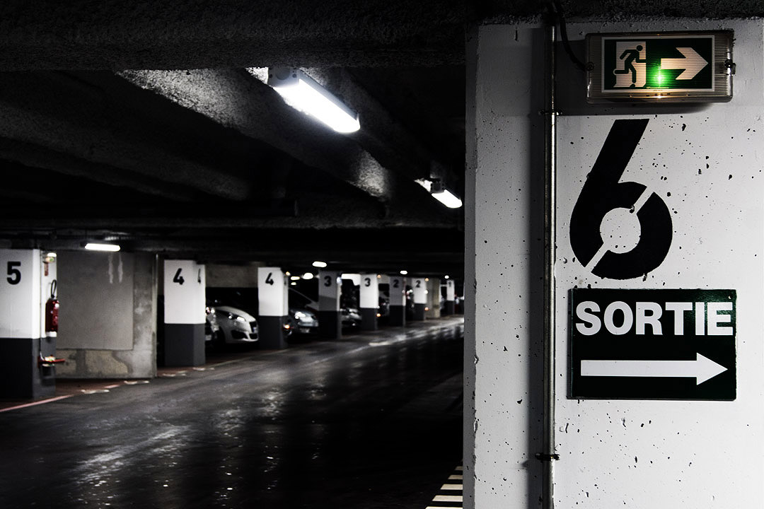 Parking de sous-sol : porte 6 : par ici la sortie