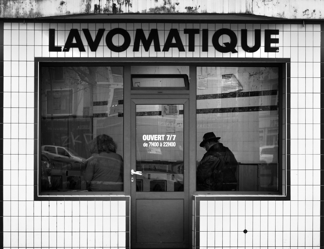 Lavomatique en noir et blanc