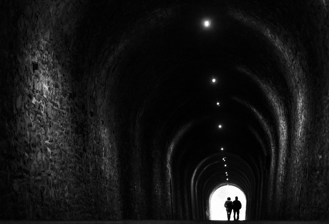 Couple sortant au bout d'un tunnel