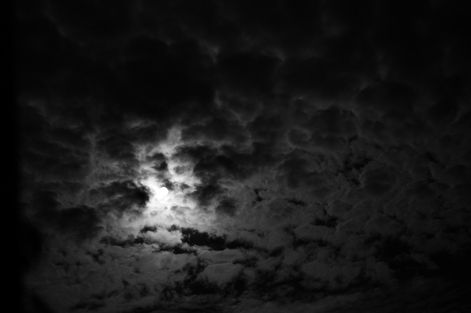 Lune qui perce les nuages