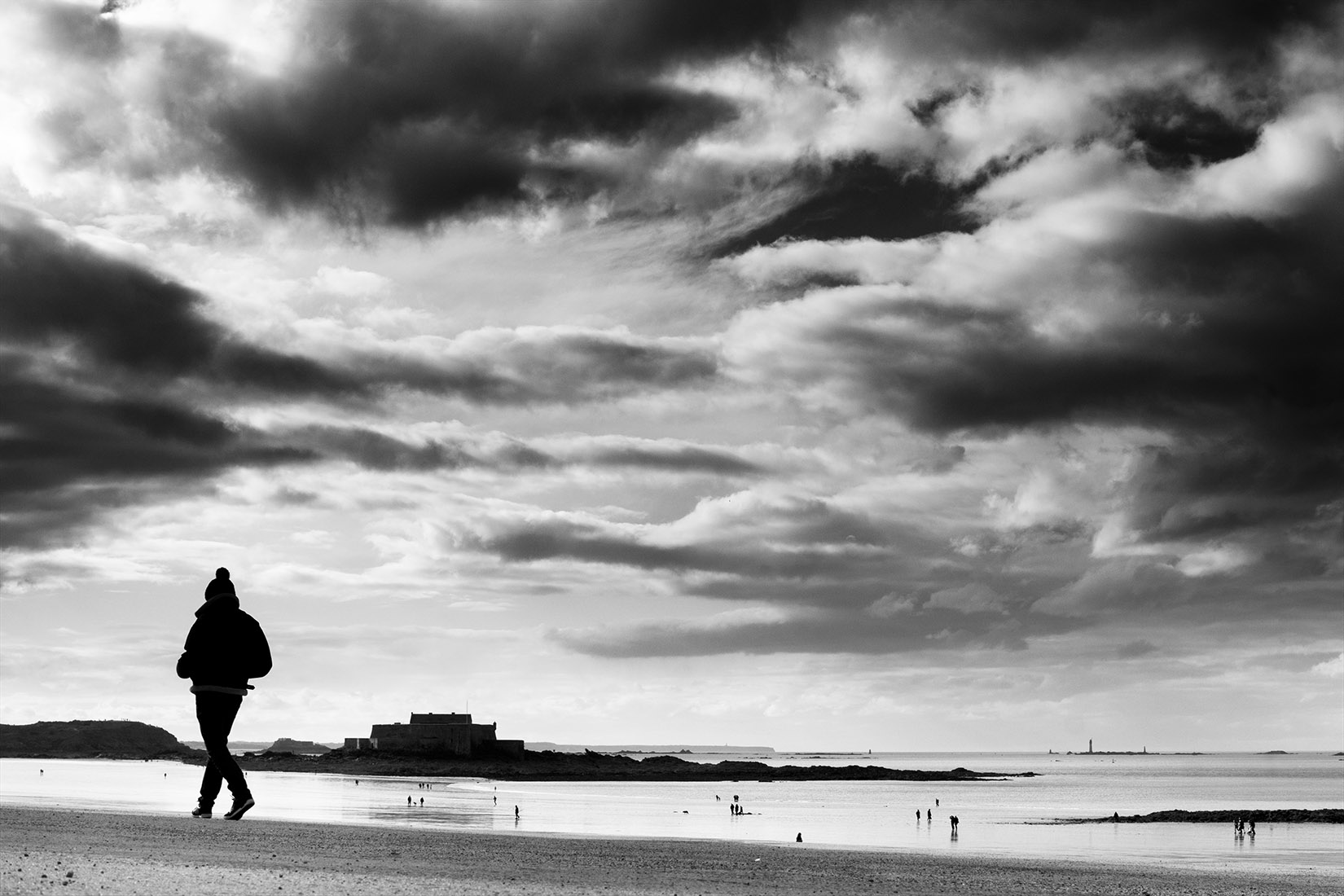 Promeneur en bord de mer : noir et blanc