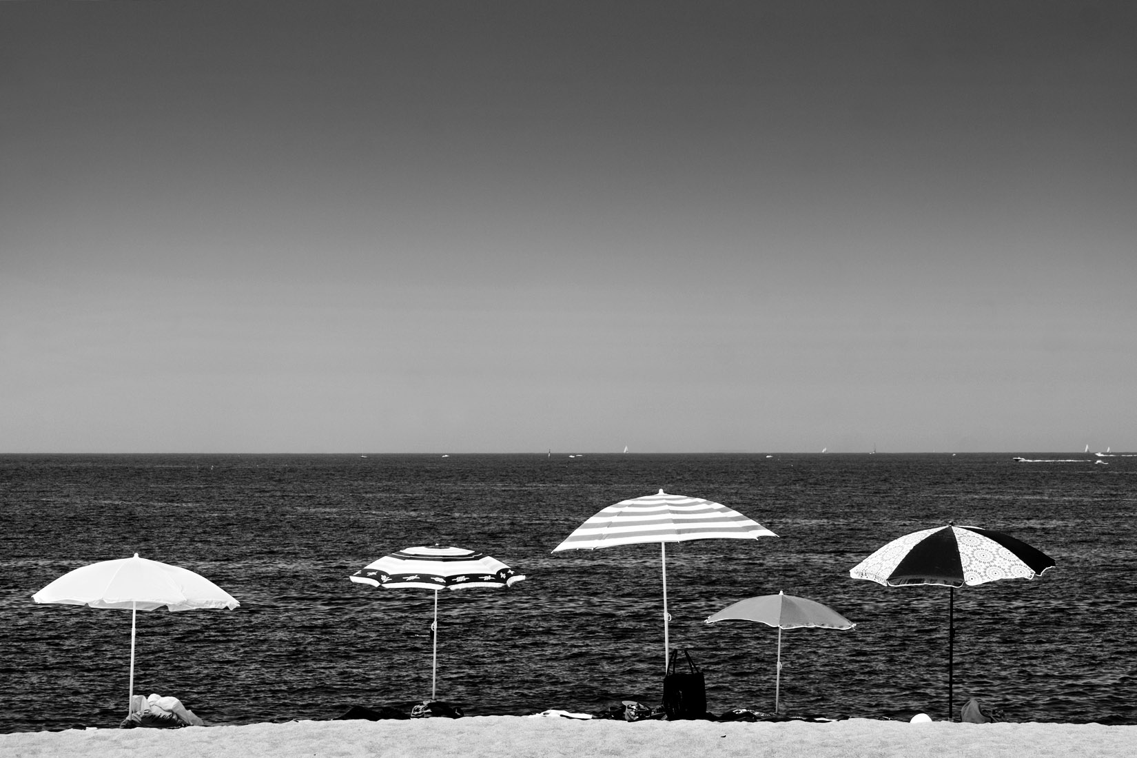 5 parasols sur une plage de la Côte d'Emeraude