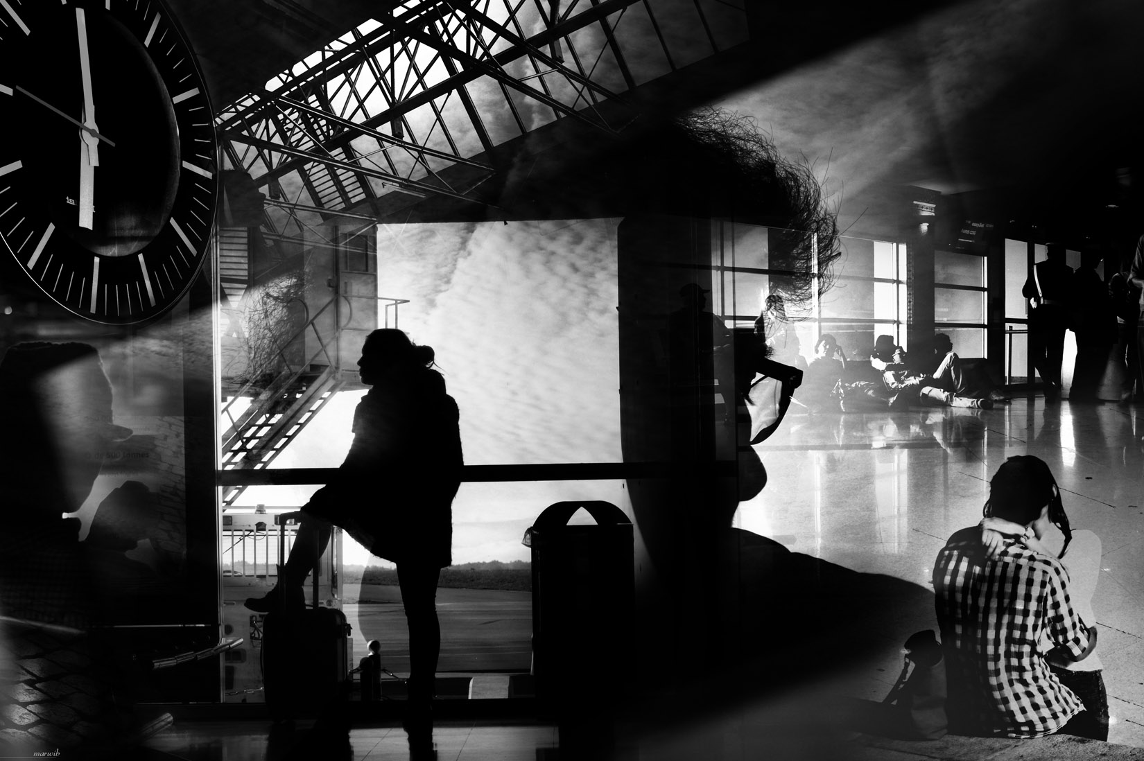 Passagers en attente de voyage : photomontage en noir et blanc