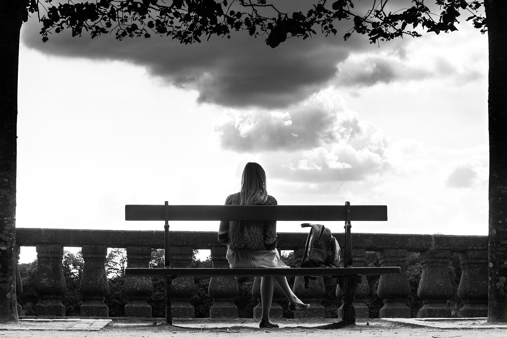 Assise sous les nuages