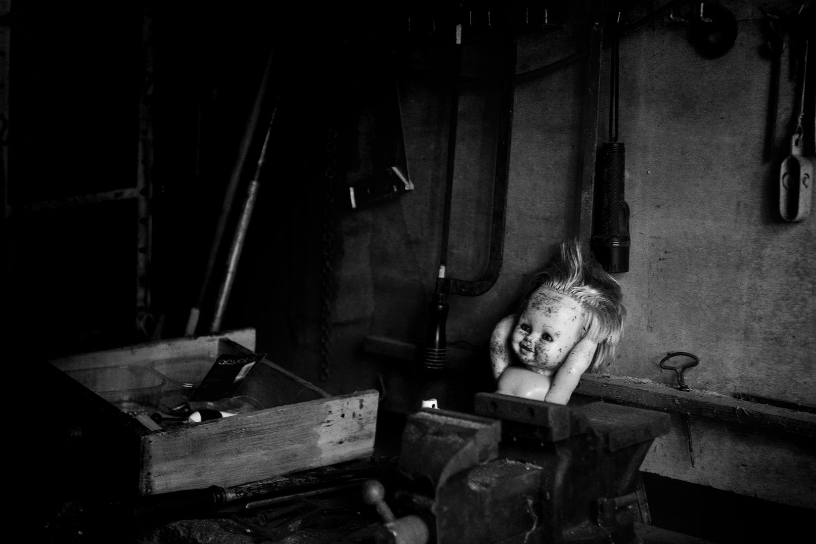 Une poupée abandonnée dans un atelier de bricolage