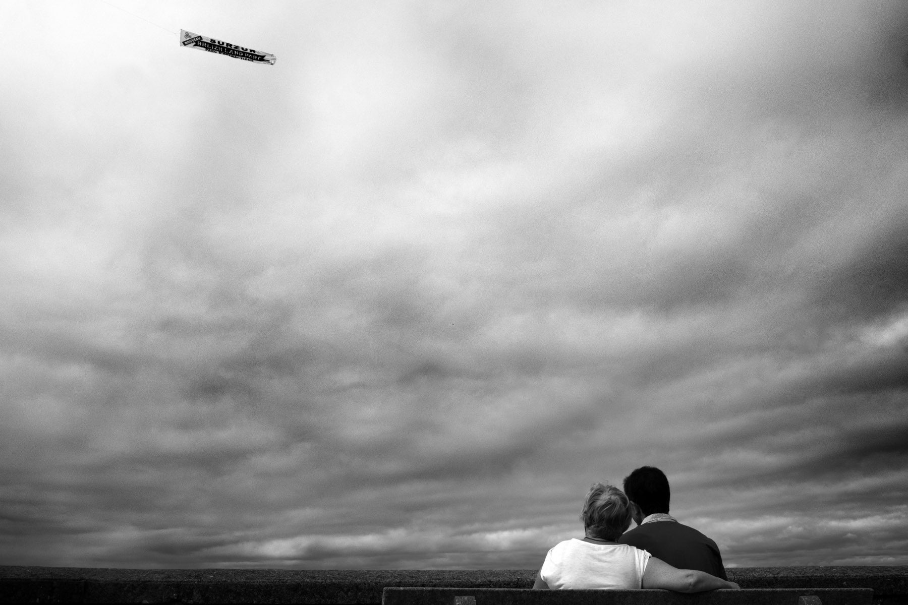 Couple qui regarde passer un avion publicitaire