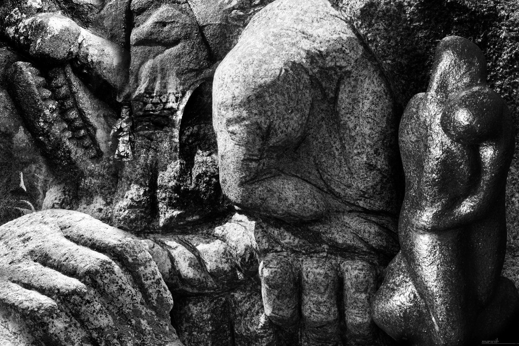 Main de sculpture en granite : montage photo en noir et blanc