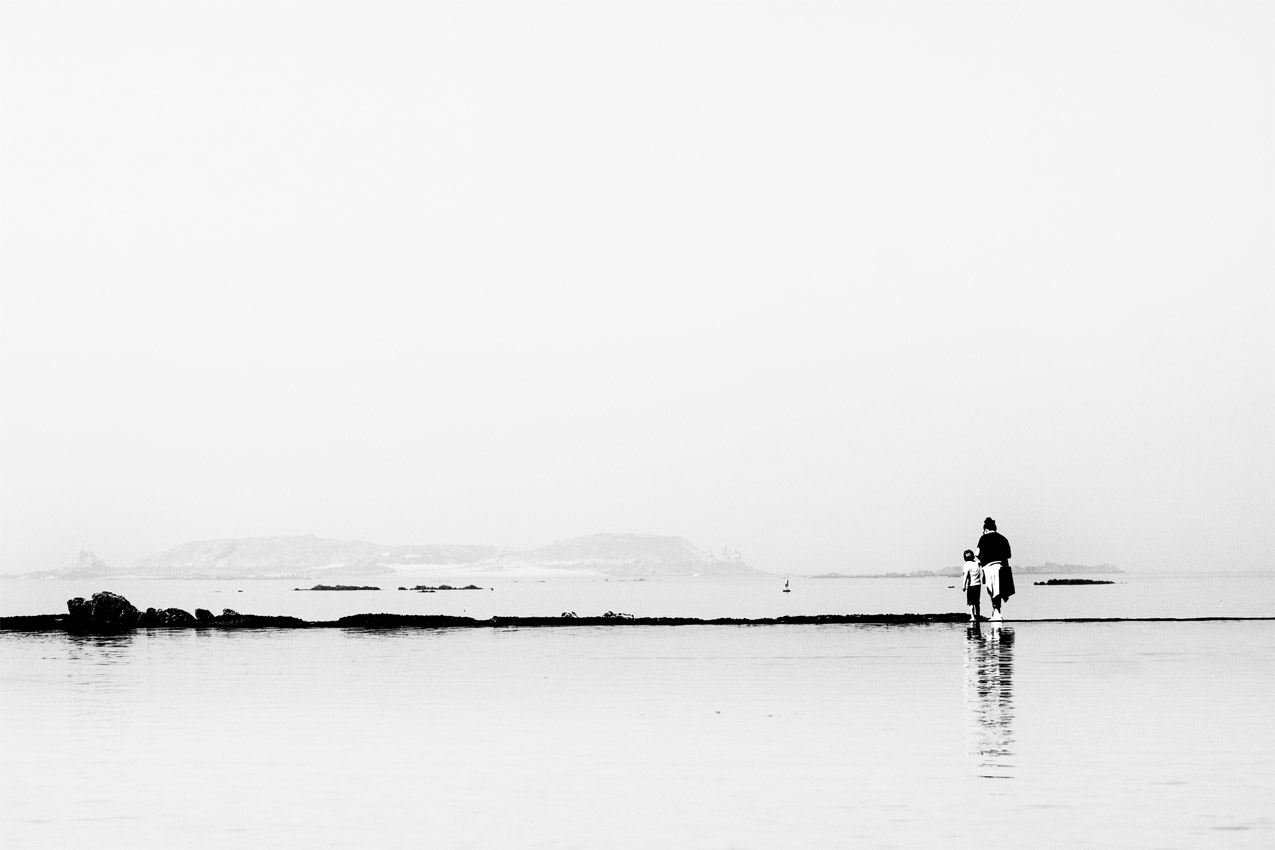 Mère et enfant dans un reflet de St-Malo