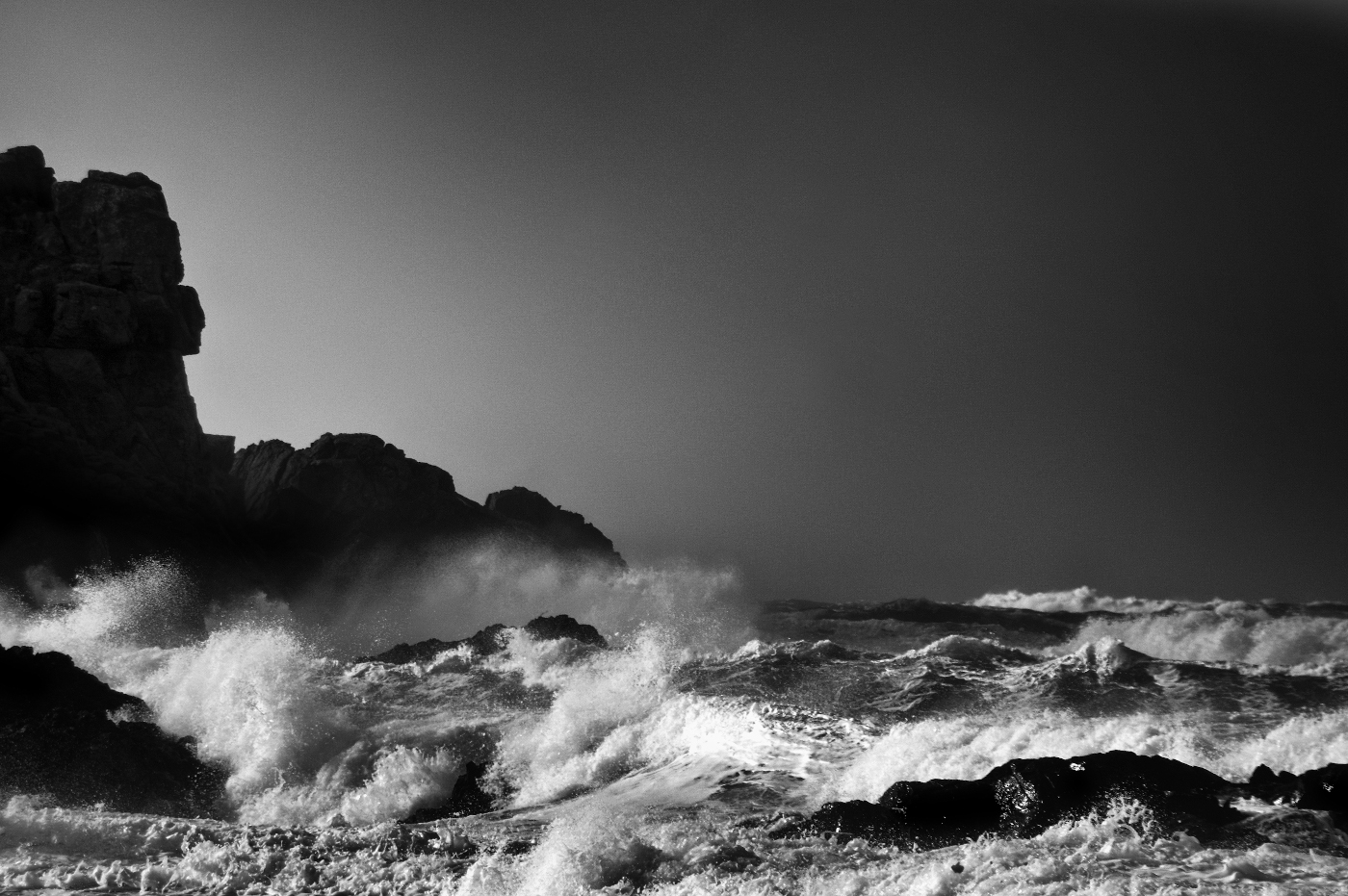 Tempête sur la côte rocheuse - noir et blanc