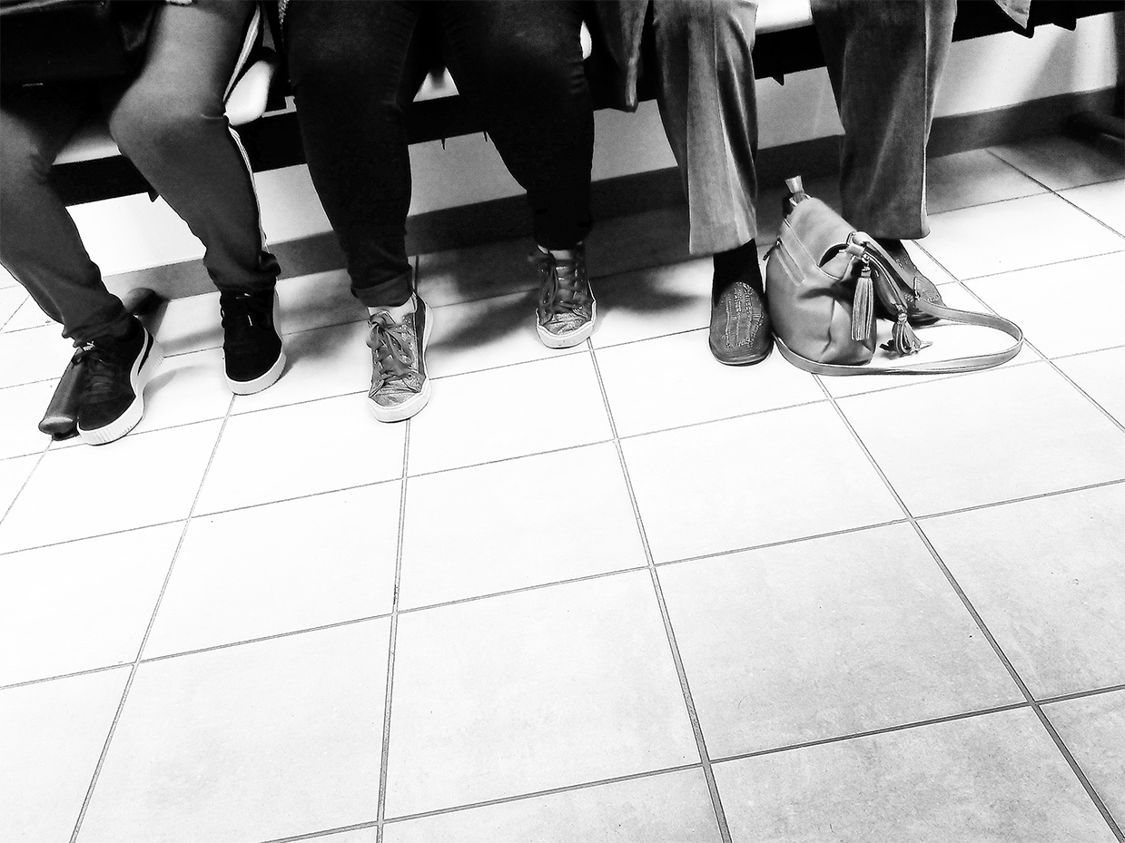 Pieds de patients en salle d'attente