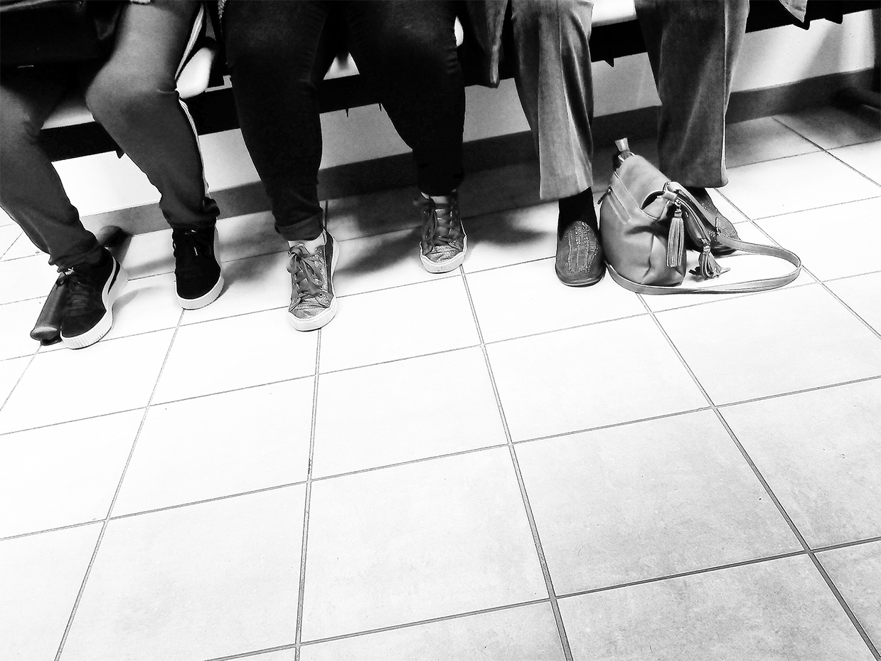 Pieds de patients en salle d'attente