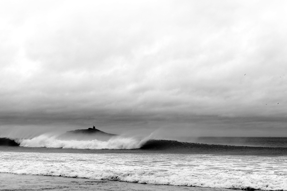 Ilot Saint-Michel de Sables-d'or-les-Pins derrière les vagues - Îlot Saint-Michel Erquy / Fréhel