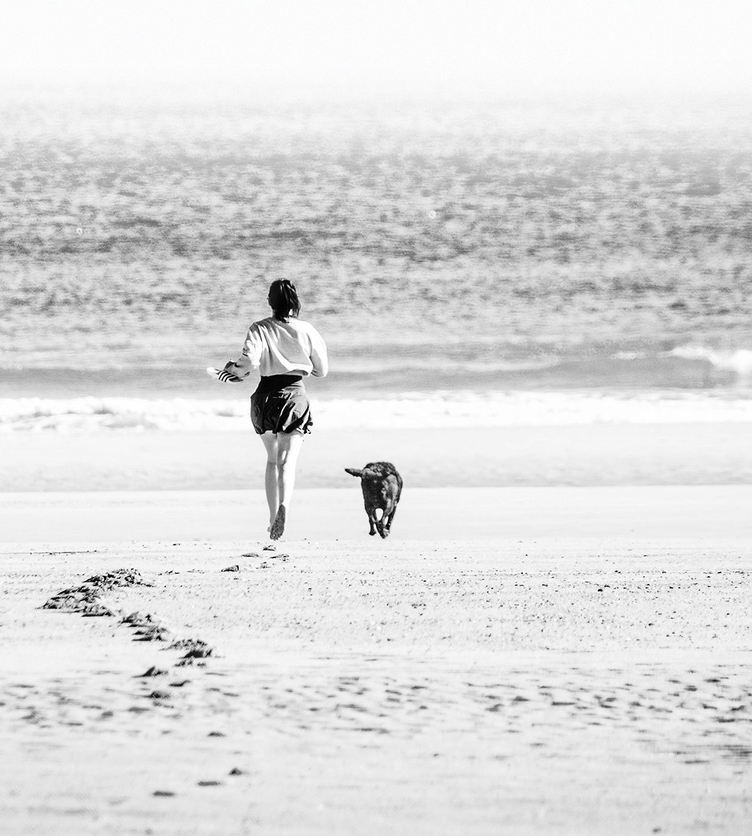 Courses d'une jeune femme et son chien