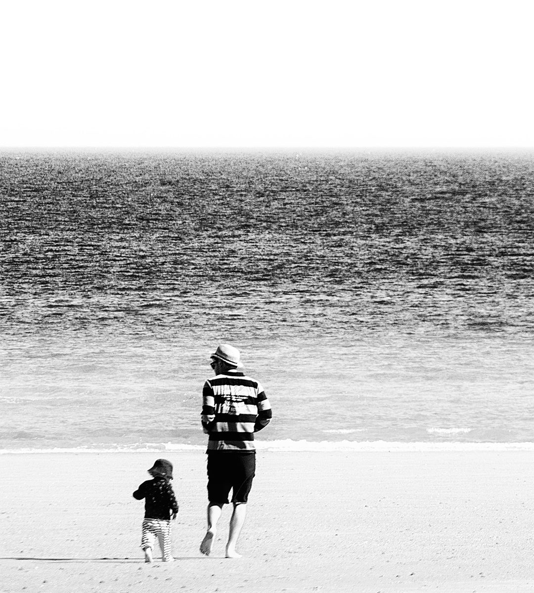 Course vers la mer d'un père et son enfant