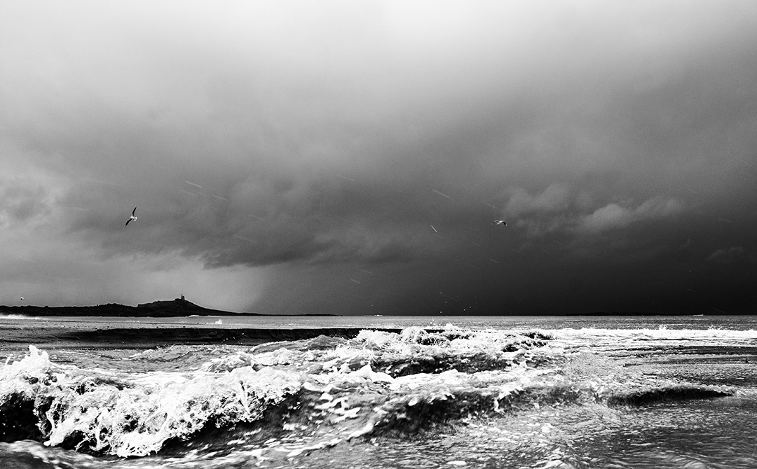 Sables-d'Or-les-Pins : vue sur l'Ilot Saint-Michel sous tempête - Erquy / Fréhel