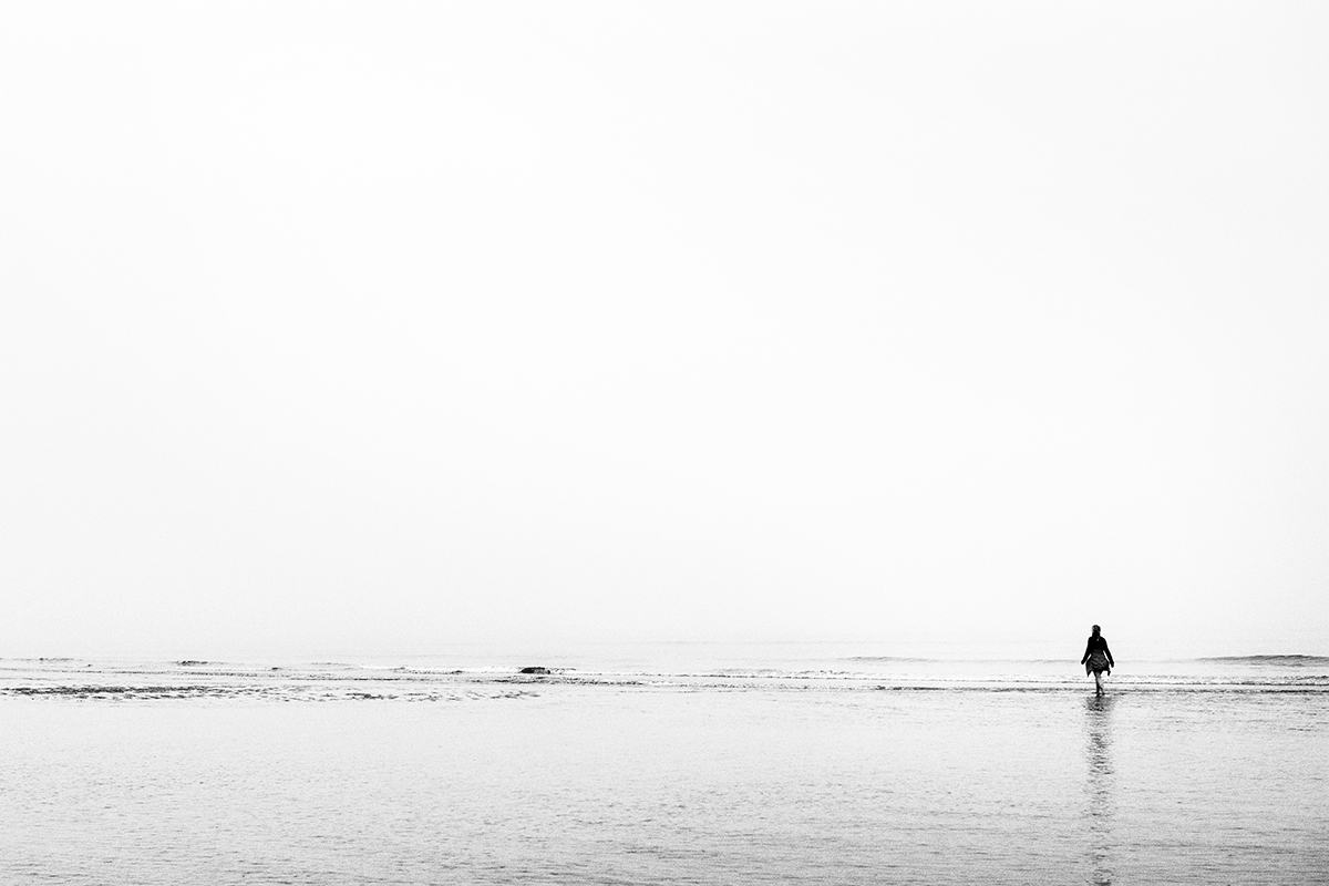 Femme seule en bord de mer