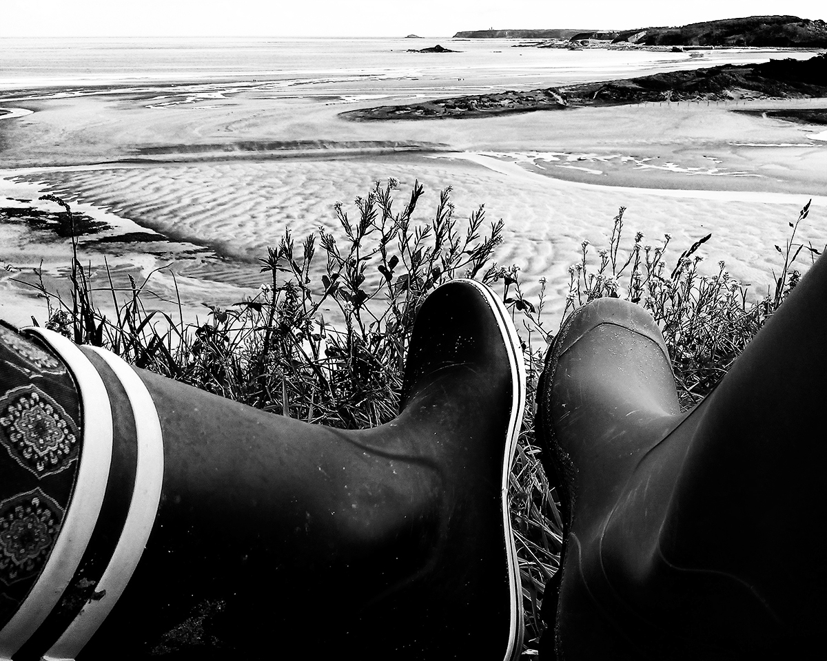 Duo de bottes face à la Lagune de Sables-d'Or-les-Pins