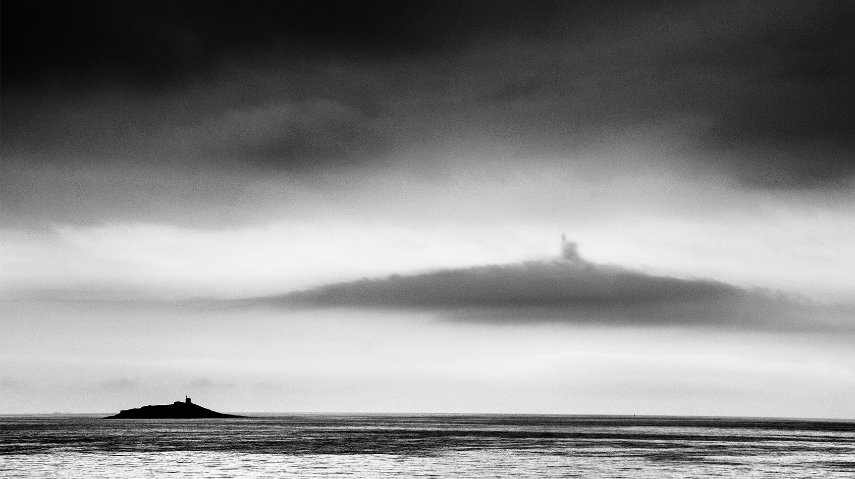 Îlot Saint-Michel et nuage pour une vue noir et blanc - Erquy / Fréhel