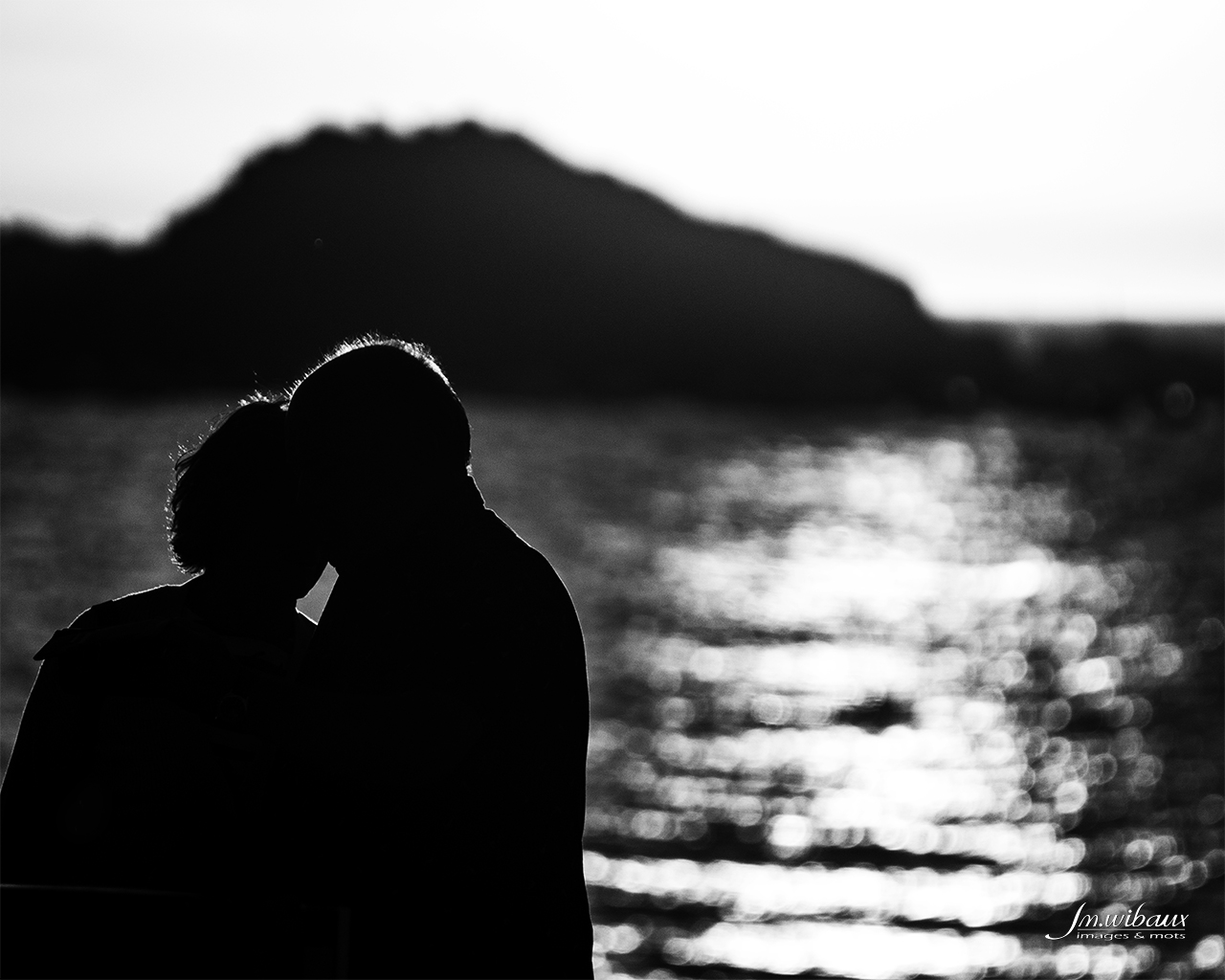 Couple en fusion sous le soleil couchant