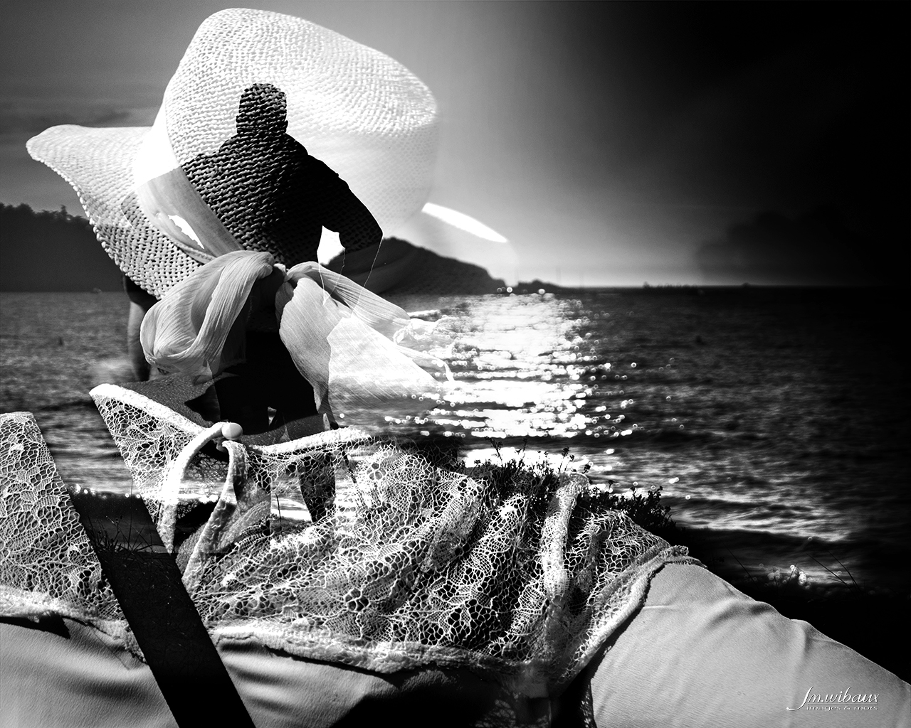 Femme au chapeau face à la mer en attente d'un coucher de soleil