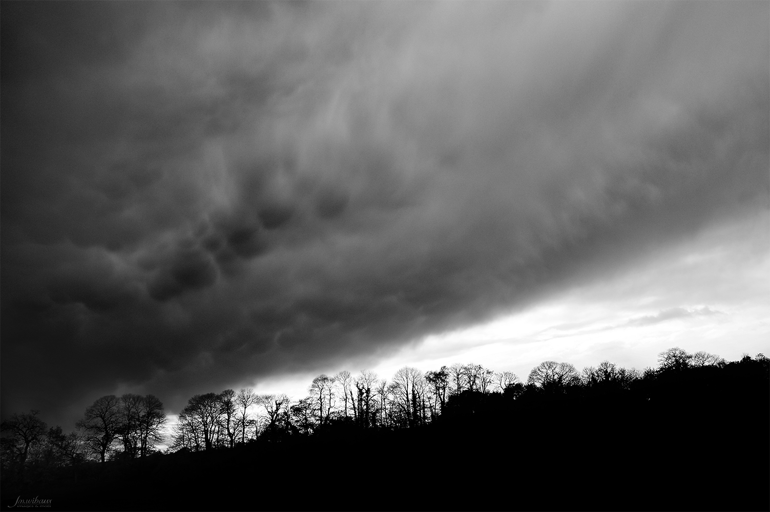 Ciel en colère et nuages orageux