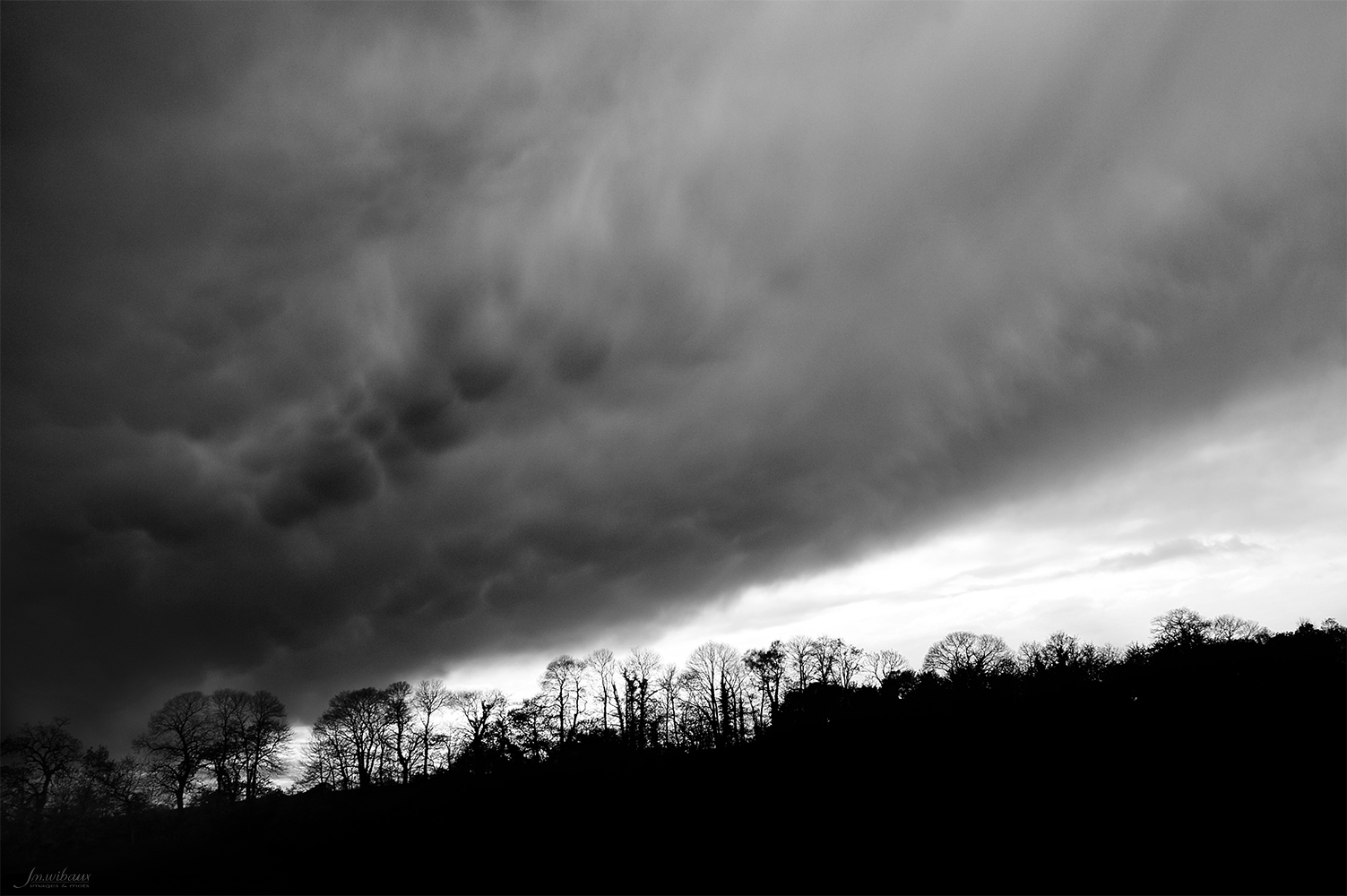 Ciel en colère et nuages orageux