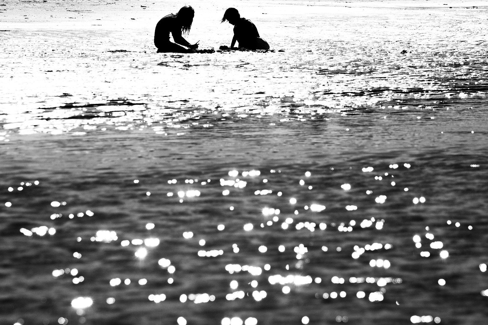 Jeu de sable sur mer étoilée