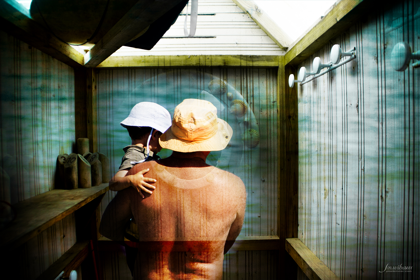 Cabine de plage ; père et enfant